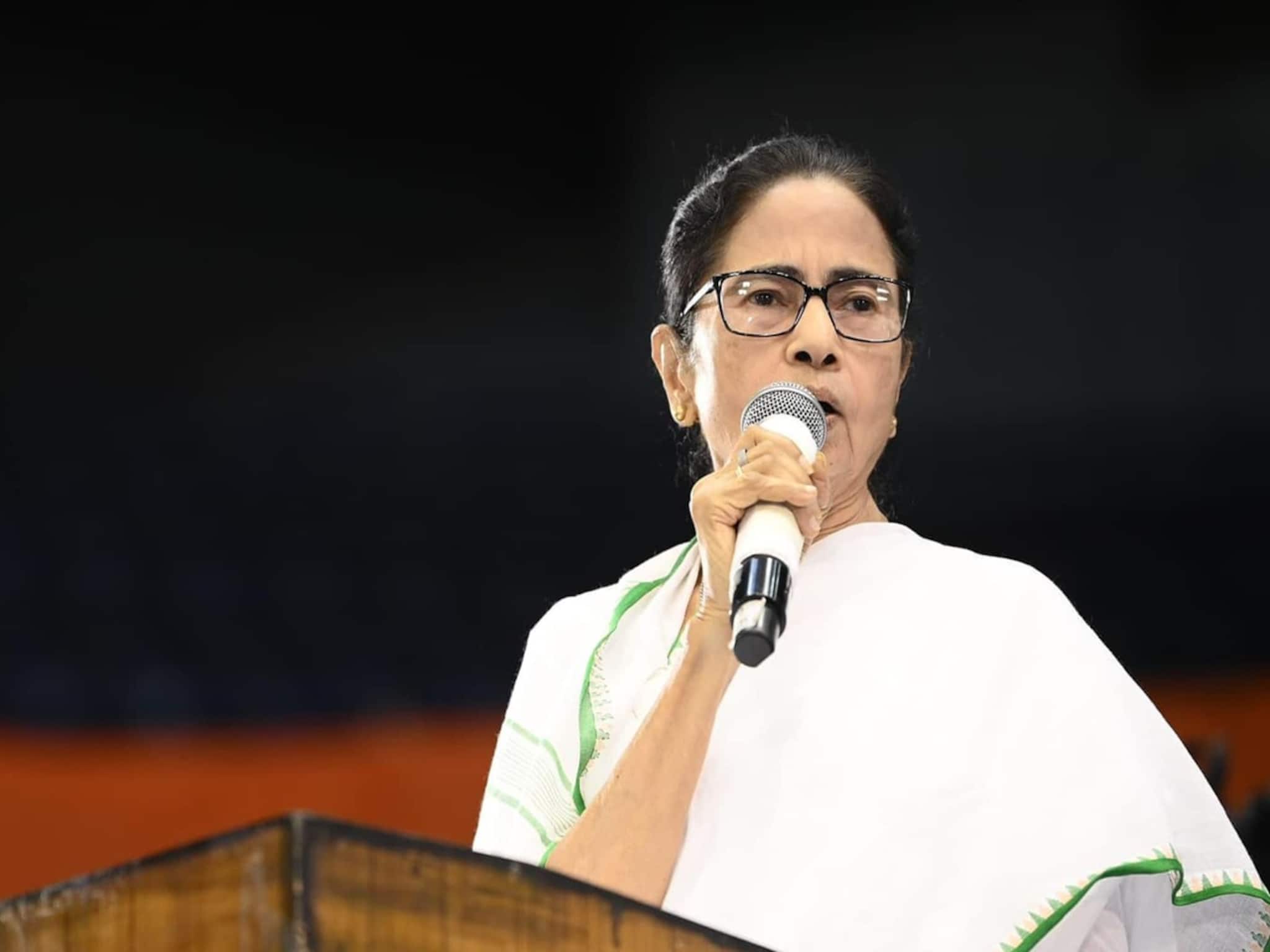 Mamata Banerjee: ‘স্বরাষ্ট্রমন্ত্রী দায় নেবে?’ SIR ঘোষণা হতেই পরপর আত্মহত্যার ঘটনা! কেন্দ্রকে তোপ মমতার