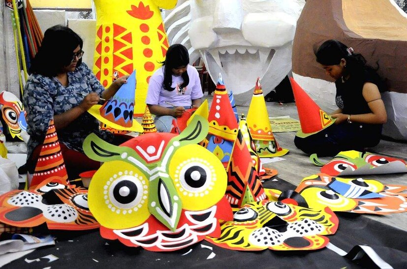  চারুকলা ১৯৮৯ সাল থেকে পয়লা বৈশাখ শোভাযাত্রা পালন করে আসছে। শুরুতে এই শোভাযাত্রার নাম ছিল, 'আনন্দ শোভাযাত্রা'।