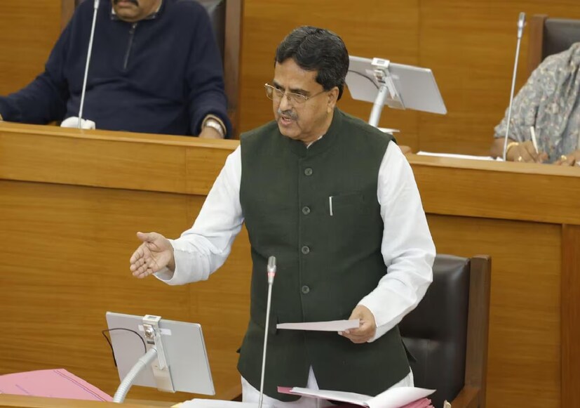  সভায় মুখ্যমন্ত্রী ডাঃ সাহা বলেন, এই বিষয়টি মূলত কেন্দ্রীয় সরকারের প্রস্তাবিত বিল প্রসঙ্গে এবং এটা সংসদ- এর আওতাধীন। যা এখনো আইন বা অ্যাক্ট রূপে পাস হয়নি। তবে এই প্রসঙ্গে বলা যায়, এই বিলটি অ্যাক্ট বা আইন রূপে বলবৎ হলে ঐ আইন আনুযায়ী রাজ্যে অবৈধ অনুপ্রবেশ রুখতে এবং অবৈধ অনুপ্রবেশকারীদের বিরুদ্ধে ব্যবস্থা নেওয়া হবে। বর্তমানে, ইন্ডিয়ান পাসপোর্টস অ্যাক্ট এবং দি ফরেনার্স অ্যাক্ট- এই দুটি আইনের মাধ্যমে অবৈধ অনুপ্রবেশকারী এবং সীমান্ত দালালদের বিরুদ্ধে মামলা নথিভুক্ত করা হচ্ছে।