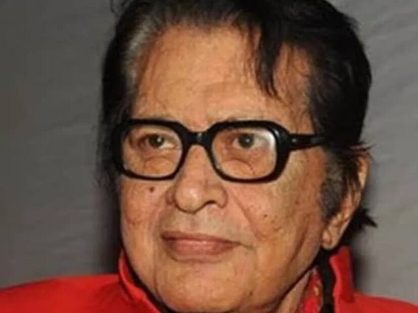 মনোজ কুমারের আসল নাম হরিকৃষ্ণ গিরি গোস্বামী। ১৯৩৭ সালের ২৪ জুলাই পাকিস্তানের অ্যাবটাবাদে জন্ম। দেশভাগের সময় তাঁর পরিবার দিল্লিতে চলে আসে। শরণার্থী শিবিরে থাকতে হয়েছিল বেশ কিছুদিন। মাত্র ১০ বছর বয়সে দেশভাগের ভয়াবহতা প্রত্যক্ষ করা এই শিশু যে একদিন ভারতের সবচেয়ে দেশপ্রেমী নায়ক হয়ে উঠবেন, তা ভাবতে পারেননি কেউই! ১৯৪৯ সালে তিনি নিজের নাম বদলে 'মনোজ কুমার' রাখেন। সেই সময়ে বলিউডে এমনটাই ছিল রীতি। 