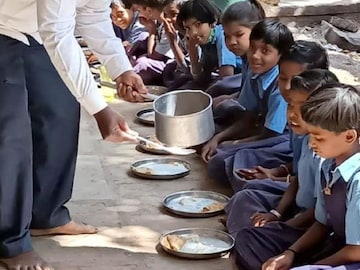 Mid Day Meal: এক ‘এসএমএস’-ই ফাঁস করবে সব…! ‘মিড ডে মিল’-এ এবার কড়া নজরদারি বাংলায়, ধরা পড়লেই… Mid Day Meal: এক ‘এসএমএস’-ই ফাঁস করবে সব…! ‘মিড ডে মিল’-এ এবার কড়া নজরদারি বাংলায়, ধরা পড়লেই…