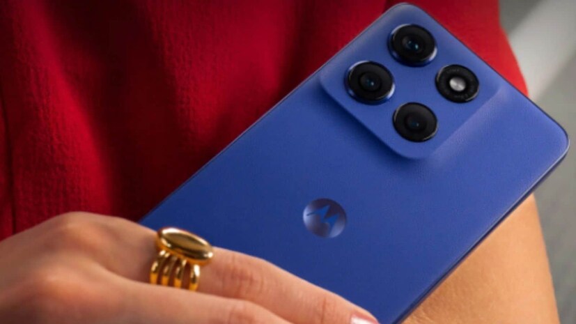 ক্যামেরা: Motorola Edge 60 Pro-তে ট্রিপল ক্যামেরা সেটআপ রয়েছে, যার মধ্যে রয়েছে Sony LYTIA 700C সেন্সর সহ 50MP মেন ক্যামেরা, ম্যাক্রো ক্যাপাবিলিটি সহ 50MP আল্ট্রাওয়াইড ক্যামেরা এবং 3x অপটিক্যাল জুম ক্যাপাবিলিটি সহ 10MP টেলিফটো লেন্স। অন্য দিকে, Edge 50 Pro-তেও ট্রিপল ক্যামেরা সেটআপ রয়েছে, এর মধ্যে রয়েছে OIS সহ 50MP প্রাইমারি ক্যামেরা, 13MP আল্ট্রাওয়াইড ক্যামেরা এবং 3x জুম সহ 10MP টেলিফটো লেন্স। 