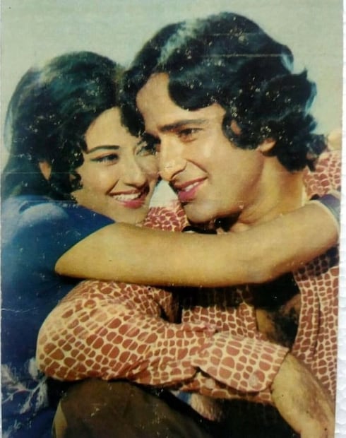 ঠিক কী ঘটেছিল ওই ছবির সেটে? ‘‘আমি অন্তঃসত্ত্বা হওয়ার পরে মনোজ কুমার জিনাত আমনকে হায় হায় ইয়ে মজবুরি গানটি দিয়েছিলেন। জিনাতের চরিত্রটি খুবই জটিল ছিল এবং গানের ধরনটি আমার চরিত্র তুলসীর সঙ্গেই মানানসই ছিল, কিন্তু তিনি এতটাই বিরক্ত হয়েছিল যে গানটি জিনতকে দিয়েছিল। গানটি সুপারহিট হয়েছিল।’’