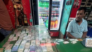 টেবিল জুড়েই ‘বিশ্ব ভ্রমণ’ মুর্শিদাবাদের এই রোড সাইড ধাবার মালিকের টেবিল জুড়েই ‘বিশ্ব ভ্রমণ’ মুর্শিদাবাদের এই রোড সাইড ধাবার মালিকের