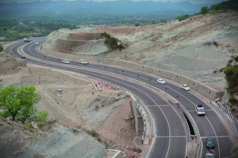 NH 44 জাতীয় সড়ক উন্নয়ন প্রকল্পের (NHDP) অধীনে উত্তর‑দক্ষিণ করিডোর গঠন করে। এটি ২০১০ সালে তৈরি হয়, যখন সাতটি সড়ক একত্রিত করে একটিকে রূপান্তর করা হয়।