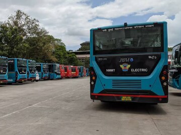 বাসের মধ্যে সঙ্গমরত প্রেমিক-প্রেমিকা! জানলা দিয়ে দেখা যেতেই ভাইরাল ভিডিও, বিপাকে কন্ডাক্টর
