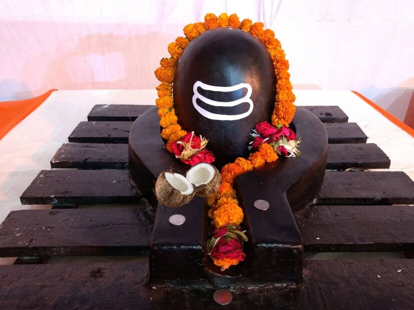 এ বছর নীলষষ্ঠী পড়েছে ১৩ এপ্রিল, রবিবার৷ ষষ্ঠী তিথি না হলেও একে নীলষষ্ঠীই বলা হয়৷ কারণ দেবাদিদেব মহাদেবের পাশাপাশি দেবী নীলাবতীর পুজো করা হয়৷ মা ষষ্ঠীর থানে পুজো দিয়ে সন্তানের মঙ্গলকামনা করা হয়৷ বলছেন জ্যোতিষ বিশারদ কল্কি রাম৷