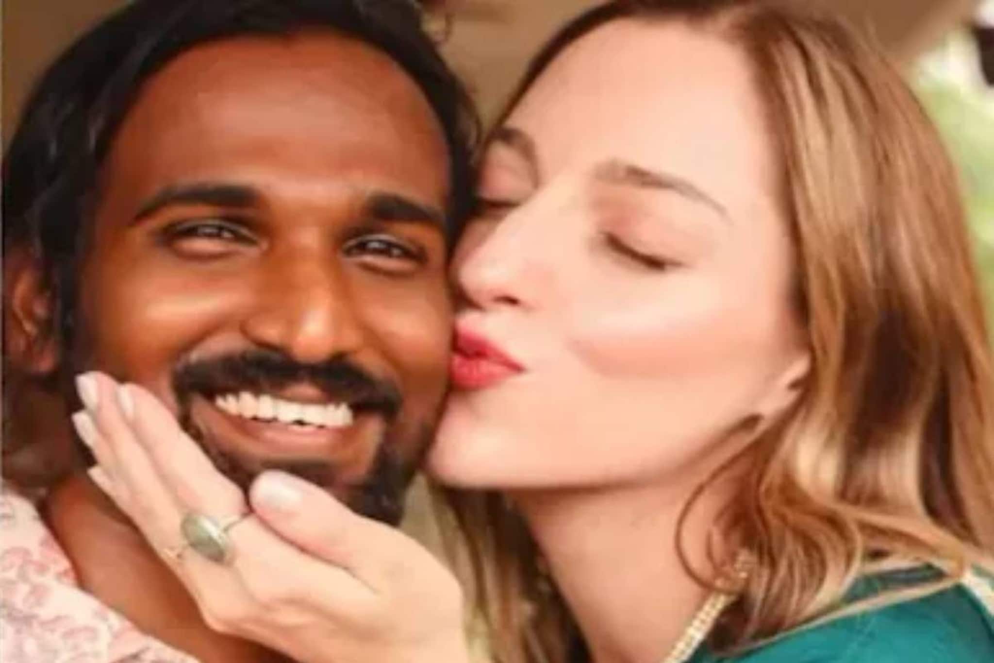 অনলাইন প্রেমের টানে আমেরিকা থেকে অন্ধ্রপ্রদেশে! ইনস্টা-প্রেমিককে দেখতে গ্রামে বিদেশিনী