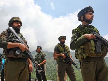 Jammu and Kashmir Terrorist Attack: ‘তুই বাইরে আয়’…তাঁবু থেকে বেরতেই এফোঁড় ওফোঁড় ৩ গুলিতে! কাশ্মীরে জঙ্গিদের বুলেটে স্ত্রী, তরুণী মেয়ের সামনেই নিহত ব্যবসায়ী