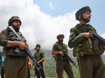 Jammu and Kashmir Terrorist Attack: ‘তুই বাইরে আয়’…তাঁবু থেকে বেরতেই এফোঁড় ওফোঁড় ৩ গুলিতে! কাশ্মীরে জঙ্গিদের বুলেটে স্ত্রী, তরুণী মেয়ের সামনেই নিহত ব্যবসায়ী Jammu and Kashmir Terrorist Attack: ‘তুই বাইরে আয়’…তাঁবু থেকে বেরতেই এফোঁড় ওফোঁড় ৩ গুলিতে! কাশ্মীরে জঙ্গিদের বুলেটে স্ত্রী, তরুণী মেয়ের সামনেই নিহত ব্যবসায়ী
