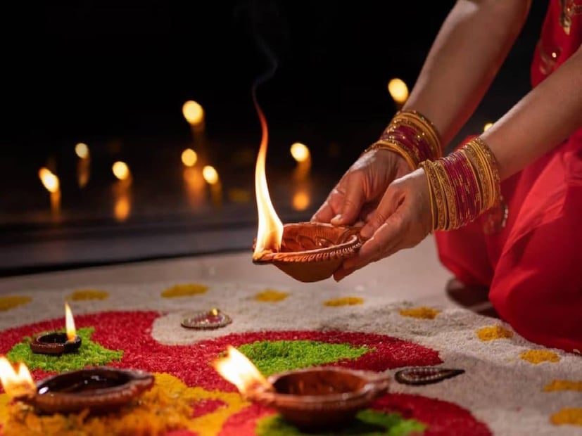 এই প্রতিকারের উপকারিতা: শনি দোষ দূর হয়, ঘরে দারিদ্র্য হ্রাস পায় এবং আর্থিক লাভের সম্ভাবনা থাকে। আর্থিক সংকট থেকে মুক্তি পাবেন।