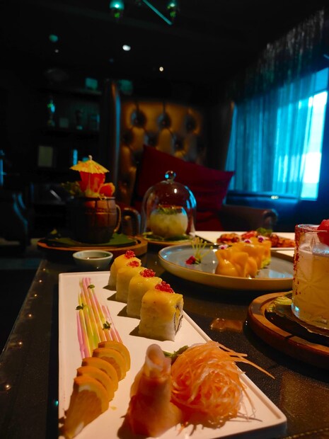 সে নিতান্তই দুপুর আর সন্ধ্যার বিষয়, পোশাকি ভাষায় লাঞ্চ আর ডিনারে সবান্ধব চিরচেনা উদযাপন। আর রাত নামলেই শুরু হবে শহরের এক নাইট ক্লাবে পয়লা বৈশাখ উদযাপন! নাম তার নয়েজ (Noise Club)।