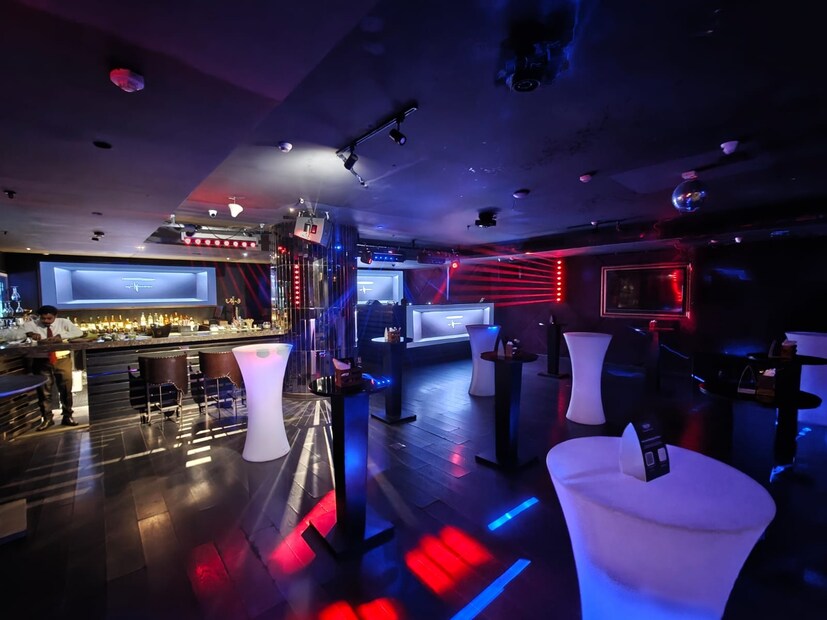 অনেকের কাছে ততটা চেনা মনে না হলেও নয়েজ শহরকে নিশিরাতের ডাক দিচ্ছে অনেক দিন ধরেই। আধুনিকতার সঙ্গে তাল মিলিয়ে রুচিসম্মত অন্দরসাজ, বিলাসী আসন সমারোহ, বিদ্যুৎঝরা ডান্স ফ্লোর- শহরের যুবক যুবতীদের মনের বড় কাছের এ হেন নয়েজ। এবার তাদের তরফেই নববর্ষে চিয়ার্স বলার পালা!