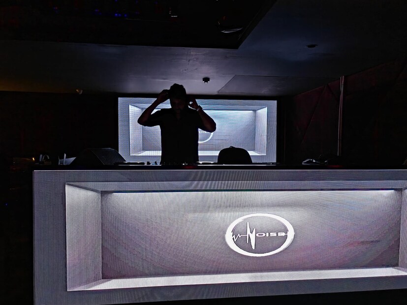 Address: Club Fenecia/Noise Club: 10th Floor, TOWER-1, GODREJ WATERSIDE, DP Block, Sector V, Bidhannagar, Kolkata, West Bengal 700091