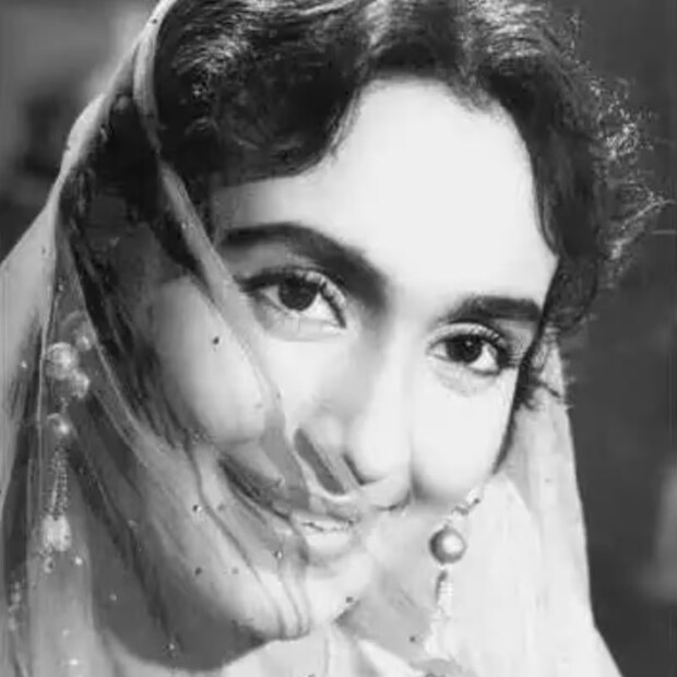 এই অভিনেত্রীর গল্পটা শুধুমাত্র সৌন্দর্য এবং সাফল্যের নয়, বরং সেই গল্পের পরতে পরতে রয়েছে লড়াই আর যন্ত্রণা। ছোটবেলায় সেই ছোট্ট মেয়েটিকে বলা হয়েছিল, তাঁকে না কি কুৎসিত দেখতে! পরে অবশ্য তাঁর মাথাতেই উঠেছিল মিস ইন্ডিয়ার মুকুট। এমনকী বলিউডের সেরা অভিনেত্রীদের মধ্যে অন্যতম হয়ে ওঠেন তিনি। কিন্তু অভিনেত্রীর ব্যক্তিগত জীবনে যেন ঝড় কখনওই থামতে চায়নি। এর মধ্যে অন্যতম হল, অভিনেত্রীর স্বামীর রহস্যমৃত্যুও! (File Photo)