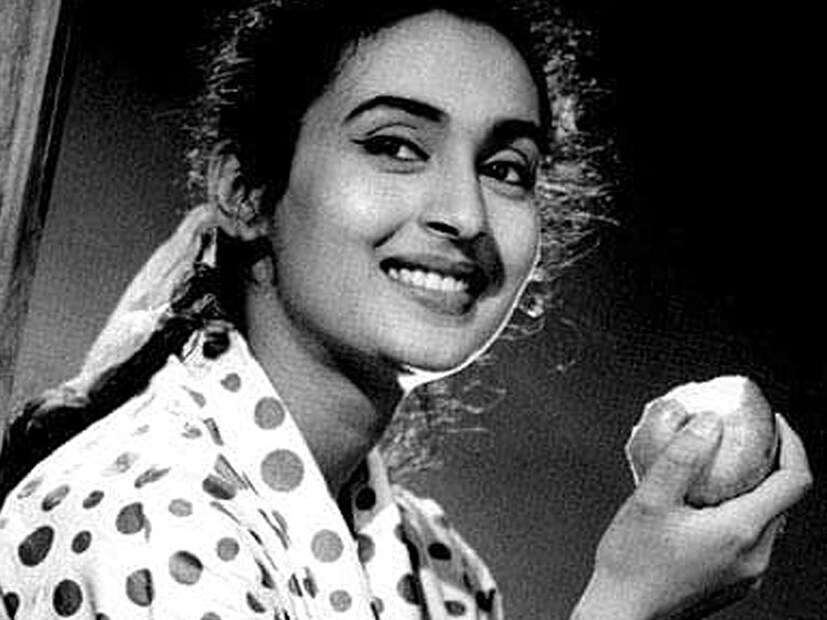 মায়ের বিরুদ্ধে মামলা: রুপোলি দুনিয়ায় রাজত্ব করলেও নূতনের ব্যক্তিগত জীবনে ছিল প্রচুর লড়াই। নিজের মা শোভনা সমর্থের বিরুদ্ধে আদালতে মামলা দায়ের করেছিলেন অভিনেত্রী। আসলে নূতনের মা নিজের মেয়ের রোজগার করা অর্থ সঠিক ভাবে কাজে লাগাননি। একটি সাক্ষাৎকারে নূতন বলেছিলেন যে, “আমি জানতাম, মানুষ এই প্রশ্নই তুলবেন যে, একজন মা কীভাবে তাঁর মা-কে আদালতে টেনে নিয়ে যেতে পারে? কিন্তু আমার হাতে অন্য কোনও রাস্তা ছিল না।” (File Photo) 