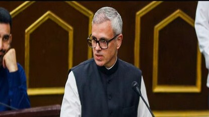 জম্মু কাশ্মীর বিধানসভায় মুখ্যমন্ত্রী ওমর আবদুল্লাহ৷ ছবি- পিটিআই জম্মু কাশ্মীর বিধানসভায় মুখ্যমন্ত্রী ওমর আবদুল্লাহ৷ ছবি- পিটিআই
