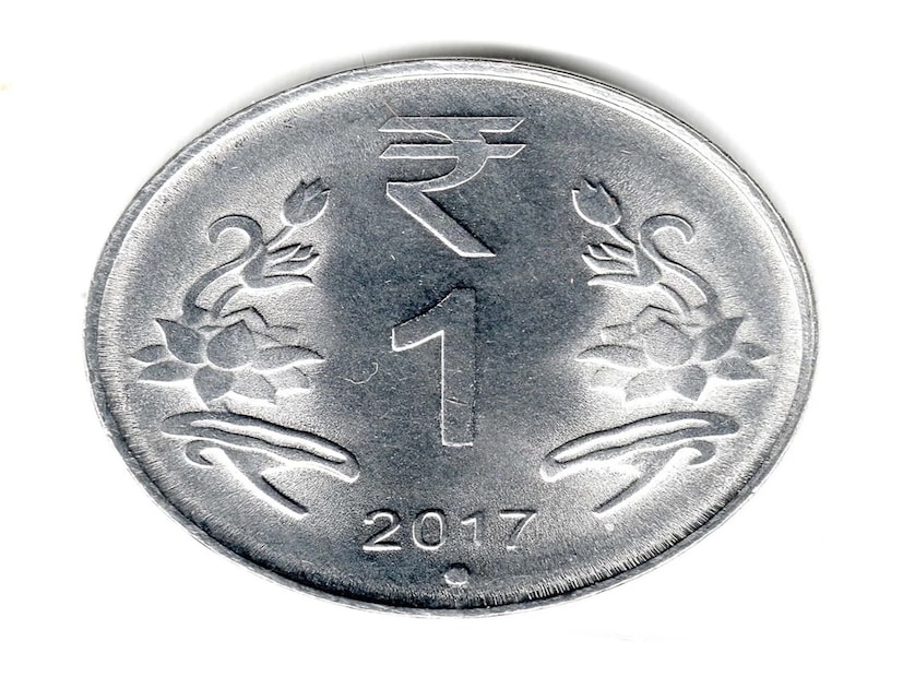 কয়েনের প্রকৃত মূল্য কেন আলাদা হয়?এক টাকার মুদ্রাটি স্টেইনলেস স্টিল দিয়ে তৈরি, যার ব্যাস ২১.৯৩ মিমি, পুরুত্ব ১.৪৫ মিমি এবং ওজন ৩.৭৬ গ্রাম। এই মুদ্রাগুলি মুম্বই এবং হায়দরাবাদ ভারত সরকারের টাঁকশাল (IGM) দ্বারা তৈরি করা হয়। হায়দরাবাদ টাকশাল খরচ প্রকাশ করলেও, মুম্বই টাঁকশাল ২০০৫ সালের তথ্য অধিকার আইনের ধারা ৮(১)(d) এর অধীনে গোপনীয়তা বজায় রাখার কথা উল্লেখ করেছে এবং তথ্য প্রকাশ করা থেকে বিরত রয়েছে।