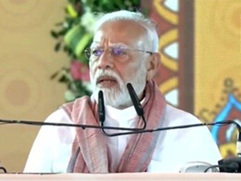 \পাকিস্তানিদের ভারতে আসা বন্ধ করে দিয়েছে মোদি সরকার। পাকিস্তানিদের জন্য সমস্ত ‘সার্ক’ ভিসা বাতিল করে দেওয়া হয়েছে। আগে যে ভিসাগুলি দেওয়া হয়েছিল, সেগুলিও বাতিল করা হয়েছে। ওই ভিসার মাধ্যমে যে পাকিস্তানিরা বর্তমানে ভারতে রয়েছেন, তাঁদের ৪৮ ঘণ্টার মধ্যে ভারত ছাড়তে হবে। স্থগিত রাখা হচ্ছে সিন্ধু জলচুক্তিও। বিদেশ মন্ত্রক জানিয়েছে, পাকিস্তান সন্ত্রাসবাদে মদত দেওয়া বন্ধ না করা পর্যন্ত এই সিদ্ধান্ত বহাল থাকবে।