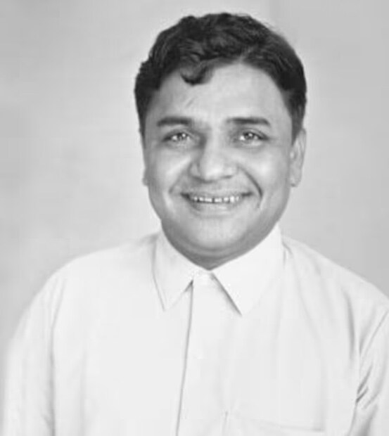 টলিউডে এএনআর, এনটিআর এবং কৃষ্ণের জমানায় ইন্ডাস্ট্রিতে রাজত্ব করতেন পদ্মনাভম। সেই সময় তিনি যেন ভক্তদের ঘরের ছেলে হয়ে উঠেছিলেন। আসলে তেলুগু ইন্ডাস্ট্রিতে তাঁকে নিয়ে তীব্র ছিল উন্মাদনা। আজকের প্রজন্ম তাঁকে সেভাবে জানেন না, কিন্তু দাদু-ঠাকুরমাদের মুখ থেকে হয়তো এই জাত অভিনেতার গল্প শোনা যেতে পারে। এই কমেডিয়ানের পুরো নাম হল বাসবরাজু ভেঙ্কট পদ্মনাভারাও। কাড়াপা জেলার সিংহাদ্রিপুরমে জন্ম তাঁর। শিশু শিল্পী হিসেবেই কেরিয়ার শুরু, অভিনয় করেছিলেন ‘মায়ালোকম’ এবং ‘শায়ুকারু’ ছবিতে। কেরিয়ারে প্রায় ৪০০ ছবিতে অভিনয় করেছেন তিনি। 