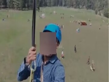 জিপলাইন রাইডে ওই যুবক (ছবি ভিডিও থেকে কাটা)