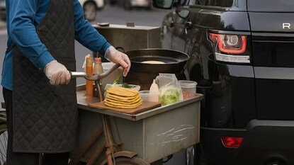 ঠেলাগাড়ির সঙ্গে ধাক্কা লেগে গাড়িতে স্ক্র্যাচ (Representative AI Image) ঠেলাগাড়ির সঙ্গে ধাক্কা লেগে গাড়িতে স্ক্র্যাচ (Representative AI Image)