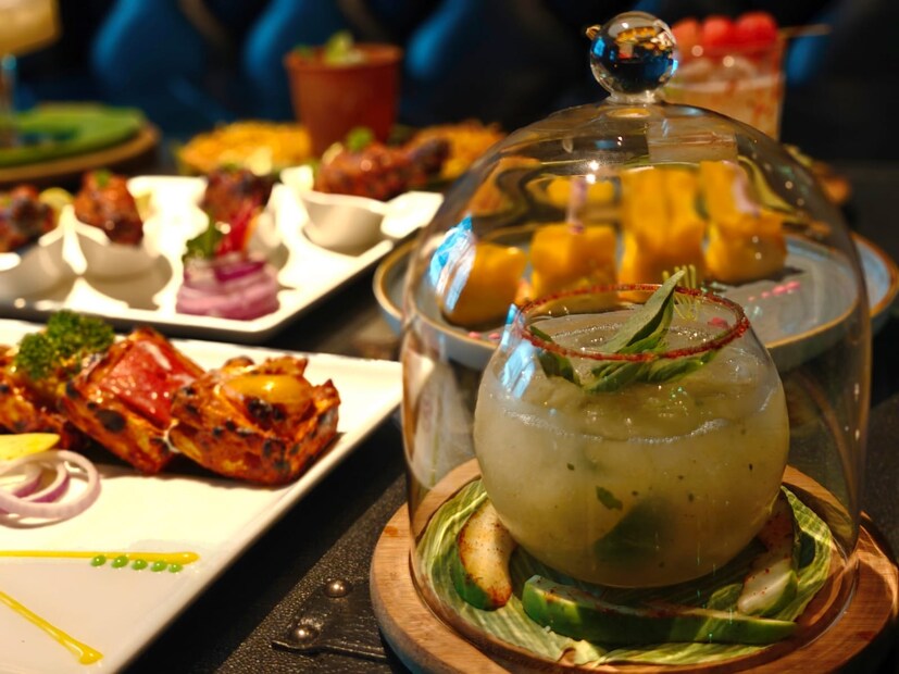 রাত পোহালেই গা থেকে পুরনো জামা খুলে ১৪৩২ বঙ্গাব্দের নতুন সাজ পরে নেবে সময়। পাল্লা দিয়ে সাজবে শহরও। বাংলা নতুন বছরকে স্বাগত জানাতে ভাঁজ ভাঙবে সাবেকি ঢাকাই শাড়ির আর ধুতির। জুঁইমালার গন্ধে মিশে যাবে নানা সাবেকি বাঙালি ব্যঞ্জনের ধোঁয়া-ওঠা গন্ধ, বাঙালির মন ব্যাকুল হবে। শহরের কোণে কোণে চলবে ভূরিভোজে পয়লা বৈশাখ উদযাপনের পালা।