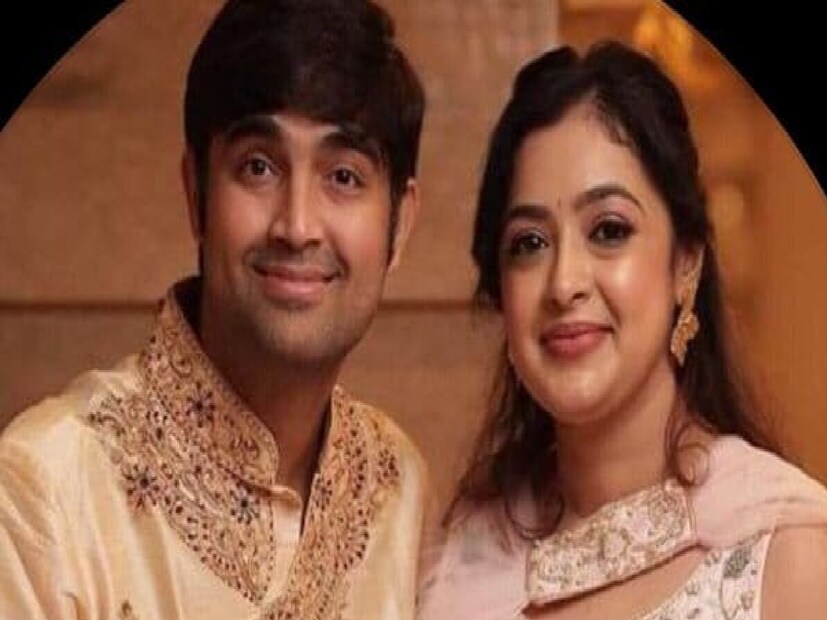 ছেলের কাস্টডি কে পাবে এই লড়াই লড়তে লড়তে নিজেদের ব্যক্তিগত সম্পর্কের সব নক্কারজনক দিক সামনে নিয়ে চলে এল৷  রিপলিং-এর কো ফাউন্ডার যার সম্পত্তি ১ বিলিয়ন ডলার- সেই প্রসন্ন শঙ্করের বিচ্ছিন্ন স্ত্রী দিব্যা শশীধর তাঁর স্বামীর বিরুদ্ধে ভয়াবহ বিস্ফোরক সব অভিযোগ করেছেন। ডিভোর্স এবং ছেলের আইনি হেফাজতের লড়াইয়ের মধ্যে, শশীধর শঙ্করের বিরুদ্ধে বেশ কয়েকটি অভিযোগ এনেছেন, যার মধ্যে রয়েছে ওপেন ম্যারেজে করতে বাধ্য করা, যৌনকর্মীদের সঙ্গে শারীরিক  সম্পর্ক স্থাপন করা এবং তাঁর উপর শারীরিক ও মানসিক নির্যাতন করা।