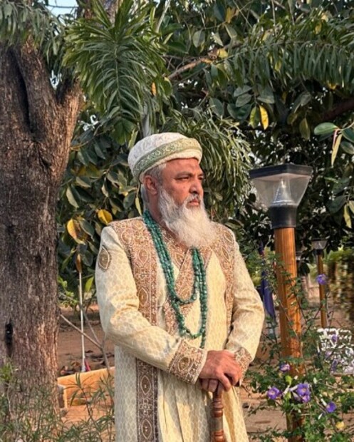 যুবরাজ ইয়াকুব হাবিবউদ্দিন তুসি-ও সেই রকমই একজন। তিনি মুঘলদের বংশধর। পরিধানও তাঁর রাজকীয়। অন্তত, সংবাদমাধ্যমের সামনে হাজিরা দেওয়ার সময়ে সব সময়েই তিনি রাজকীয় মুঘল পোশাকে সেজে থাকেন। তাঁর কথা লোকে বড় একটা না জানলেও দেশের রাজনীতির প্রেক্ষাপটে এবং মুঘল-নির্মিত সৌধের প্রসঙ্গে সংবাদমাধ্যমে তাঁর নাম কিন্তু বারে বারেই উঠে আসে। বর্তমানে যেরকম তাজমহলের মালিকানা নিয়ে যুবরাজ ইয়াকুব হাবিবউদ্দিন তুসির নাম এবং দাবি উঠে এসেছে খবরে। (Photo: Instagram)