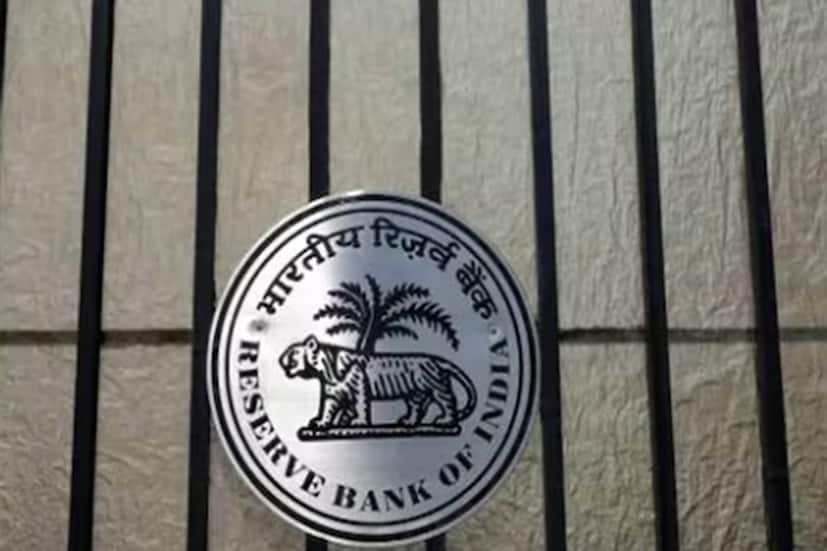 ২. নতুন ঋণ নেওয়া এখন সস্তা হবে। কেউ যদি একটি নতুন বাড়ি কিনতে চান, একটি গাড়ি কিনতে চান বা পড়াশোনার জন্য এডুকেশন লোন নিতে চান, তাহলে এখন তিনি কম সুদের হারে ঋণ পাবেন। এতে স্বাভাবিক ভাবেই পকেট হালকা হবে, ঋণ পরিশোধের বোঝা কমবে।