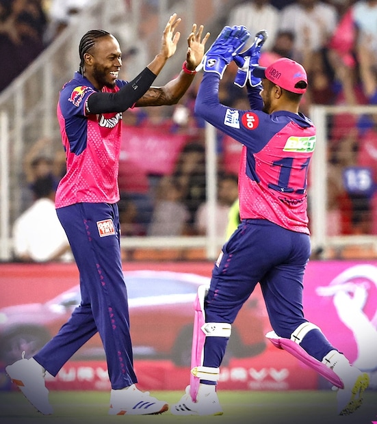 এদিকে ২১৮ রানের লক্ষ্যমাত্রা নিয়ে ব্যাট করতে নেমে রাজস্থান রয়্যালসের একের পর এক উইকেট পড়তে থাকে। কিন্তু শিমরন হেটমেয়ার এবং স্যামসন একসঙ্গে ব্যাট করে ম্যাচটি ছন্দে ফিরিয়ে আনেন। অষ্টম ওভারে ধ্রুব জুড়েলের উইকেট পতন হতেই হেটমেয়ার আর স্যামসনেপ পার্টনারশিপ হয়। ফলে ৪ উইকেটে ৬৮ রান থেকে ৪ উইকেটে ১১৬ রানে পৌঁছে যায় রাজস্থান রয়্যালস। (Photo Courtesy: Rajasthan Royals/X)