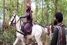 আউশগ্রামের জঙ্গলে হঠাৎ হাজির 'রঘু ডাকাত', ছুটল ঘোড়া! খবর ছড়িয়ে পড়তেই শোরগোল