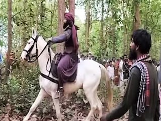 রঘু ডাকাতের চরিত্রে দেব৷ 