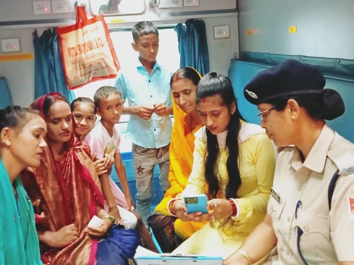 অভিযোগের ভিত্তিতে তদন্ত শুরু করে রেল পুলিশ। আরপিএফ ও জিআরপি যৌথ টাস্ক ফোর্স গঠন করে। বহু স্টেশনে তদন্ত চালানো হয়। প্রাথমিক তদন্তে টাস্ক ফোর্স জানতে পারে, এই ডাকাতির ঘটনায় সাঁসি গ্যাংয়ের দুষ্কৃতীরা জড়িত থাকতে পারে। এই তথ্য পাওয়ার পর টাস্ক ফোর্স পুণে, শিবাজীনগর, লোনাভালা ও মিরাজ রেলওয়ে স্টেশনের সিসিটিভি ফুটেজ খতিয়ে দেখে আর তাতেই মেলে সাফল্য।