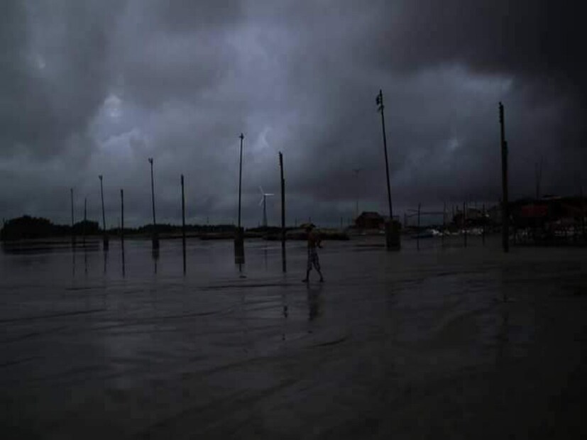 বঙ্গোপসাগরে অবস্থিত ঘূর্ণাবর্ত জেরে বাতাসে জলীয় বাষ্পের পরিমাণ বাড়ছে। হু হু তরে ঢুকছে জলীয় বাষ্প৷ পাশাপাশি একটি ঘূর্ণাবর্ত বিস্তৃত রয়েছে মধ্যপ্রদেশের উপর দিয়ে, অন্যদিকে অন্য ঘূর্ণাবর্তটি বিস্তৃত রয়েছে অসম ও বাংলাদেশের উপর দিয়ে৷