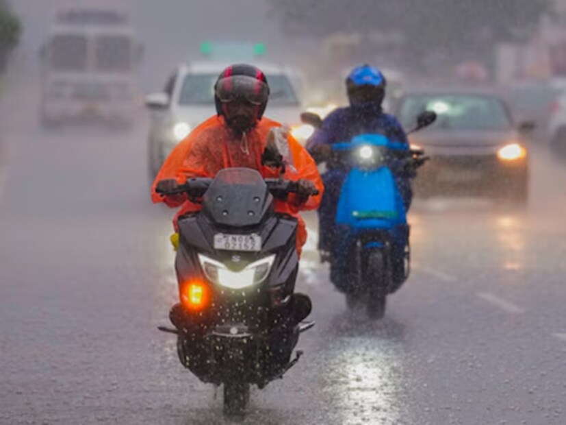 দক্ষিণবঙ্গের যে ৫ জেলায় ঝড়বৃষ্টির সতর্কতা জারি করেছে সেগুলি হল কলকাতা, হাওড়া, হুগলি, উত্তর ও দক্ষিণ ২৪ পরগনা জেলায় বজ্রবিদ্যুৎ-সহ হালকা থেকে মাঝারি বৃষ্টির সম্ভাবনা। 