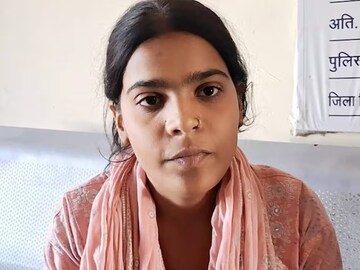 ভালবাসা আর পরিবারের মধ্যে যদি একটা বেছে নিতে হয়? যা ঠিক মনে হয় করেছেন মীনা