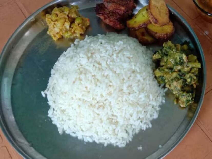 ভাত রান্নার জন&#x200d;্য প্রথম চাল ভাল করে জলে ধুয়ে নিন। এবার যে পাত্রে মেপে চাল নিচ্ছেন সেই পাত্রেই মেপে নিতে হবে জল। কাপ হোক বা গ্লাস, একই পাত্রে মাপুন চাল এবং জল। 