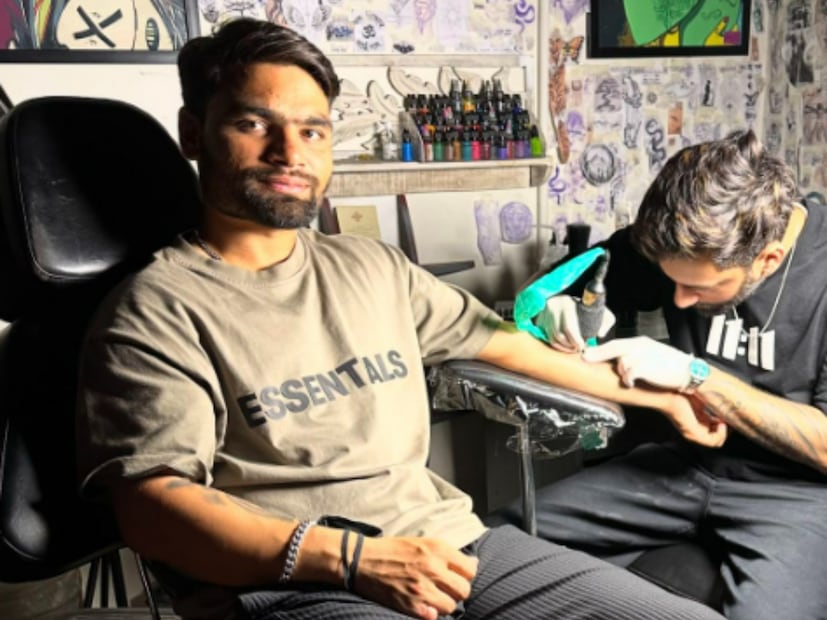 এছাড়া রিঙ্কুর হাতে রয়েছে একটি গোলাপ ফুল ও ‘গডস প্ল্যান’ লেখা ট্যাটু। সুন্দর যাত্রা শুরু বোঝাতে গোলাপ ফুল ফোটার ট্যাটু, আর  সব ঈশ্নরের পরিকল্পনা বোঝাতে বানিয়েছেমন বানিয়েছেন ‘গডস প্ল্যান’ লেখা ট্যাটু।