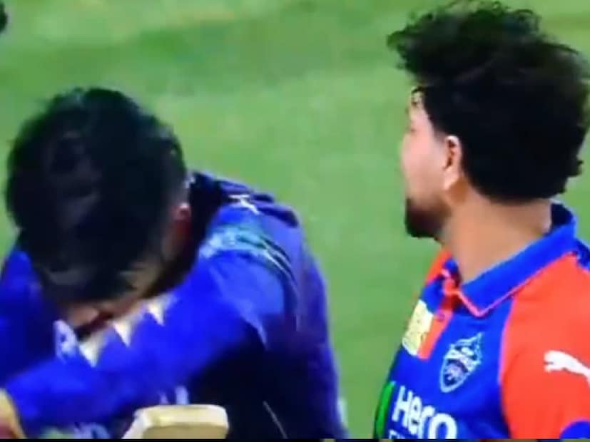 মাঠের এমন অনভিপ্রেত ঘটনা নিয়ে এবার মুখ খুলেছে কেকেআর। একটি ভিডিয়ো পোস্ট করেছে কেকেআর। আর তা দিয়েই ব্যাপারটা থেকে বিতর্ক উড়িয়ে দিয়েছে নাইট শিবির।