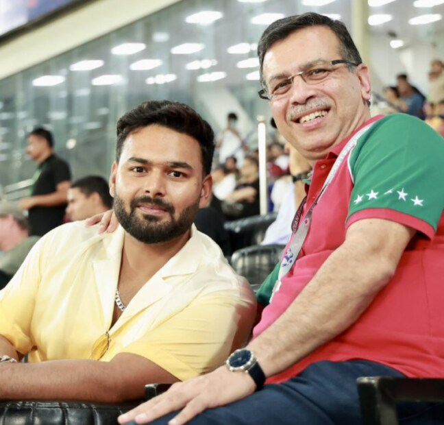 শ্রেয়া পান্ডের পাশাপাশি সোমবার যুবভারতীতে সঞ্জীব গোয়েঙ্কার সঙ্গে দেখা গিয়েছে ঋষভ পন্থ। দুজন মিলে একসঙ্গে মোহনবাগানের জয় উপভোগ করেন।