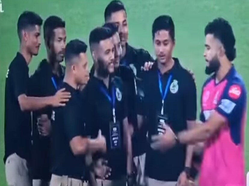 তবে এই ম্যাচের শেষে রিয়ান পরাগের একটি ভিডিও সোশ্যাল মিডিয়ায় ভাইরাল হয়েছে। এই ভিডিওটি দেখার পর ক্রিকেট সমর্থকরা রীতিমতো রেগে গিয়েছেন। মাঠকর্মীদের সঙ্গে রিয়ান এমন আচরণ করলেন যা কার্যত মেনে নেওয়া যায় না। প্রসঙ্গত, গত ফেব্রুয়ারি মাসে ইংল্যান্ডের বিরুদ্ধে টি-২০ সিরিজ খেলতে নেমে চোট পেয়েছিলেন। আশা করা হচ্ছে, পরের ম্য়াচে পঞ্জাব কিংসের বিরুদ্ধে তিনি দলের নেতৃত্ব তুলে নেবেন। Photo- X Video Grab
