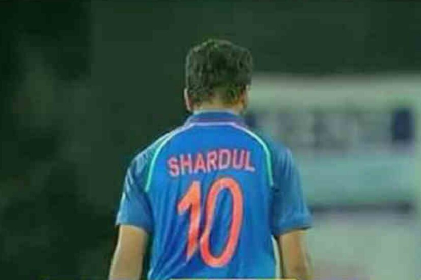 ২০১৭ সালে শ্রীলঙ্কার বিরুদ্ধে আন্তর্জাতিক ক্রিকেটে অভিষেক হয় শার্দুলের। সেই ম্যাচে এই বিশেষ জার্সি নম্বরটি গায়ে দেন এবং তিনি সমালোচনার শিকার হন। এরপর বিসিসিআই অঘোষিতভাবেই ওই জার্সিটিকে বিদায় জানিয়ে দেয়। 