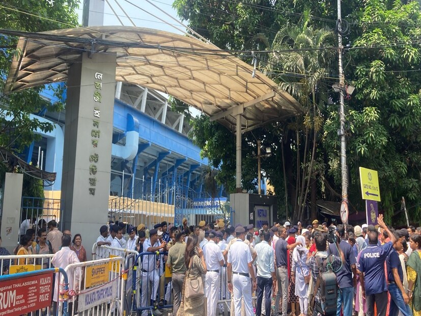 ইতিমধ্যে বিধাননগর উত্তর থানায় অভিযুক্ত আন্দোলনরতদের কারও বিরুদ্ধে পুলিশ গ্রেফতারির মতো কোনও কড়া পদক্ষেপ করবে না বলেও নির্দেশে জানিয়েছে আদালত। বলা হয়েছে, আন্দোলনকারীদের বিরুদ্ধে শোকজ পদক্ষেপ আর কোনও ভাবে ত্বরান্বিত করবে না মধ্যশিক্ষা পর্ষদ। এই বিষয়ে রাজ্যকে হলফনামা জমা দেওয়ার নির্দেশ দেওয়া হয়েছে। আন্দোলনকারী বা মামলায় অন্যান্য পক্ষরা চাইলে পাল্টা হলফনামা দিতে পারবে।