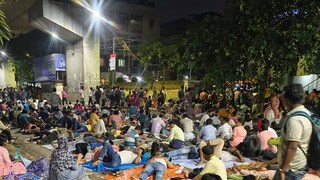 রাতভর এসএসসি ভবনের গেট আগলে পাহারা