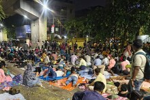 খাবারে বাধা নয়, SSC ভবনে জল-তরমুজে আন্দোলনকারীদের মানবিক মুখ, দিলেন কোন আশ্বাস?
