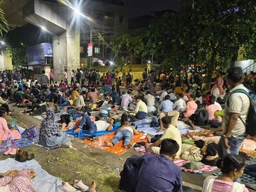 রাতভর এসএসসি ভবনের গেট আগলে পাহারা