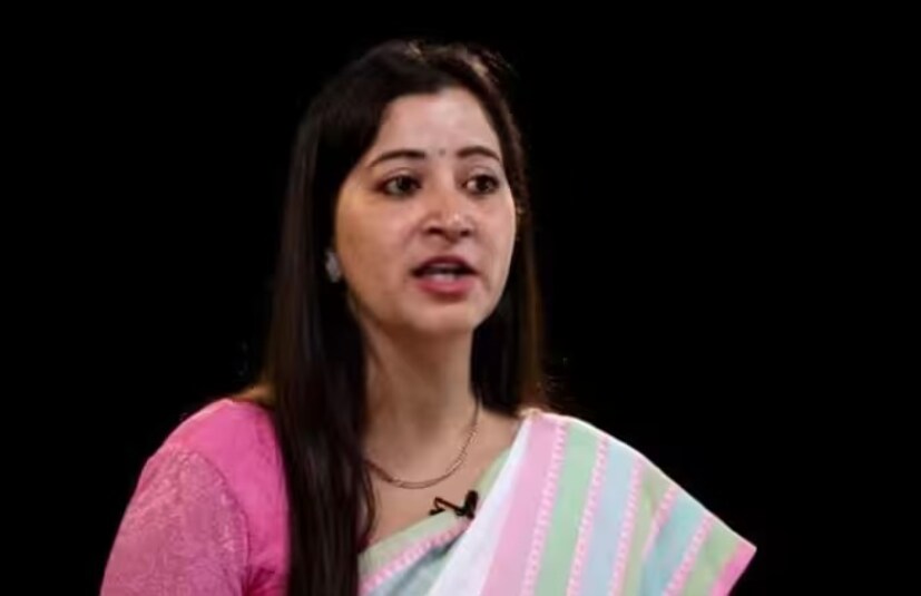 লাগামছাড়া অত্যাচার: শ্বশুরবাড়িতে মাত্রাছাড়া অত্যাচারের জেরে পিথোরাগড়ে নিজের বাড়ি ফিরে যান সপনা। জীবনটাকে নতুন করে শুরু করেন। একটি এনজিও-য় কাজ শুরু করেন। মানুষের দিকে সাহায্যের হাত বাড়িয়ে দিতে থাকেন। আজ একটি বড় সংস্থার এইচআর পদে রয়েছেন সপনা। একাই মানুষ করছেন পুত্রকে। এর পাশাপাশি EtiEvaansh ভ্লগস নামে একটি ইউটিউব চ্যানেলও রয়েছে তাঁর।