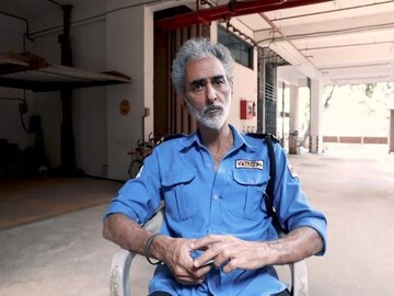 সুপারহিট সব ছবির অভিনেতা, এখন সিকিউরিটি গার্ডের কাজ করেন! কেন? কারণ শুনলে চোখে জল আসবে
