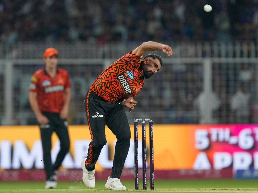 ইডেনে কলকাতা নাইট রাইডার্সের বিরুদ্ধে খেলতে এসেছিলেন। তারই ফাঁকে আচমকাই কোলাঘাটে ঢুঁ মেরে গেলেন মহম্মদ শামি। ইডেনে কেকেআরের কাছে সানরাইজার্স হেরেছে ৮০ রানে। শামি ৪ ওভারে ২৯ রান দিয়ে একটি উইকেট নেন।